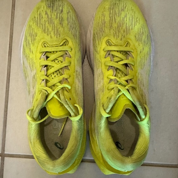 ASICS highlighter yellow Novablasts - Picture 1 of 2
